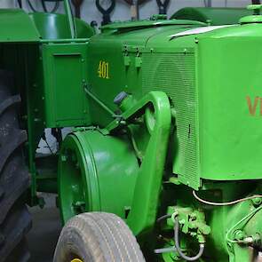 Ook zeldzaam, want nooit geïmporteerd in Nederland, is deze Vierzon 401 van 45 pk uit 1949. Het was de Franse tegenhanger van de Duitse Lanz Bulldog. En minstens net zo sterk.