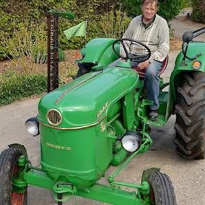 Dezelfde John Deere B uit 1947, maar nu van achteren. Het is de favoriete trekker van Jan Timmer. Hij doet er mee aan trekkertrekwedstrijden voor oldtimers. En dan laat ik een hoop anderen achter me.