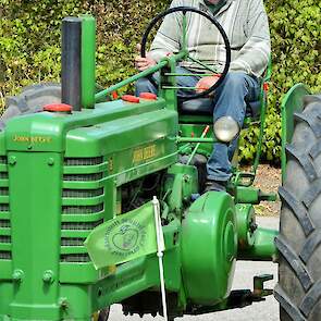 De John Deere B met zijn ver naar achteren geplaatste, liggende tweecilinder motor, die geschikt is voor zowel benzine als petroleum. De motor maakt een apart geluid dat liefhebbers uit duizenden herkennen.