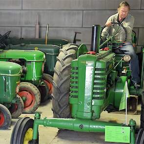 Het was even de vraag of de John Deere wel wilde starten, maar dat ging ondanks wat tegensputteren toch vrij vlot. Dus kan hij nu naar buiten worden gereden.