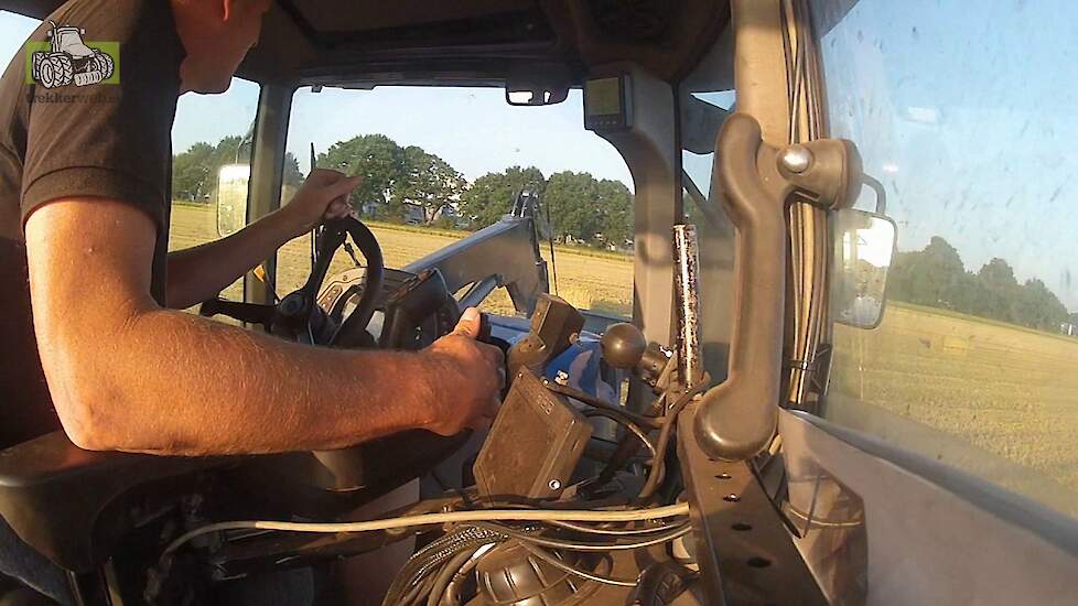 New Holland T7510 en Stoll voorlader  Stro pakken transport met Trekkerweb