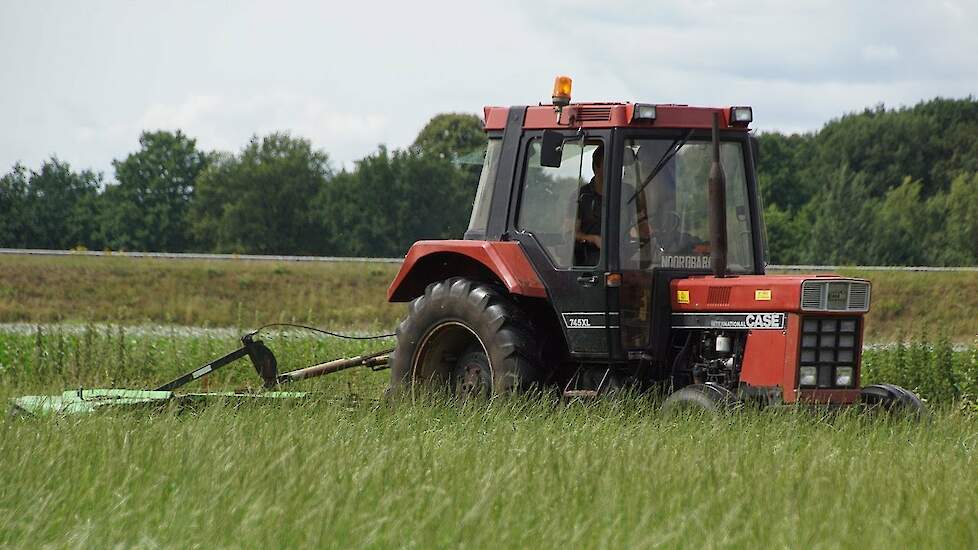 Dikke Case International 745Xl met Deutz Fahr maaier grasmaaien Trekkerweb