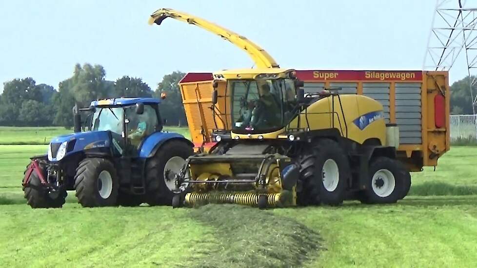 GRAS HAKSELEN MET NEW HOLLAND FR 9060 NEW HOLLAND T 7030 JOHN DEERE 7810