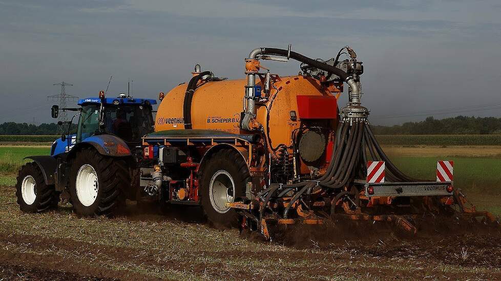 New Holland T7.235 en Veenhuis tank bezig op de graanstoppel Trekkerweb