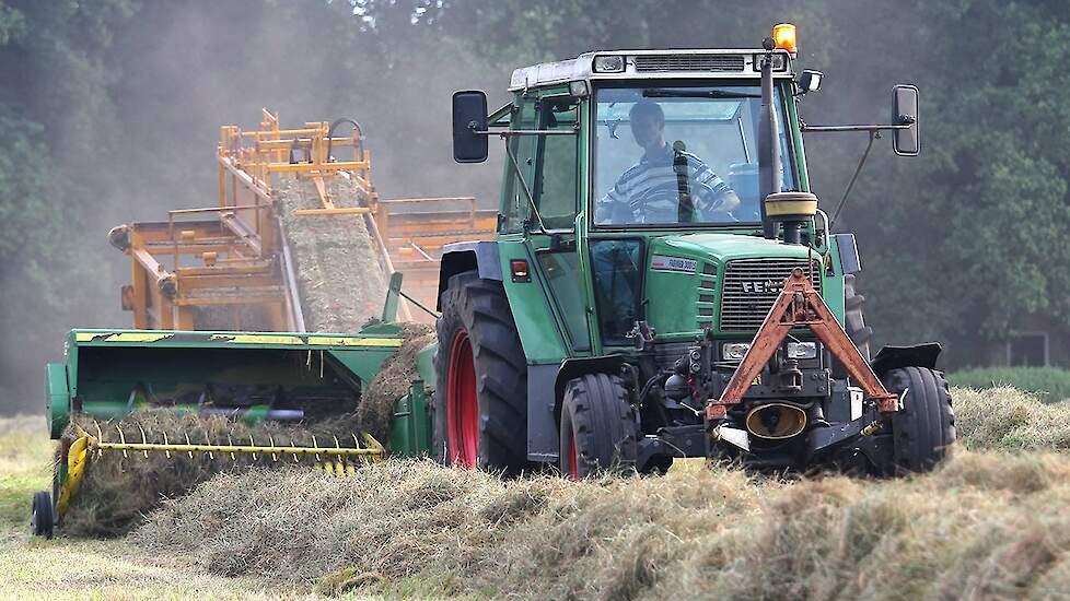 Making small bales with John Deere baler - Kleine balen persen en verzamelen - Fendt - Hack