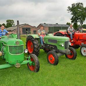 Vader en zoons Huls, ieder op een trekker van hun favoriete merk. Vader Jan op de Güldner, Corné op de Fendt en Joan op de Deutz.