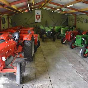 De complete collectie trekkers staat in een vroegere varkensstal. Net niet zichtbaar op de foto is de Deutz D55 van Joan.