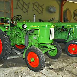 De complete collectie trekkers staat in een vroegere varkensstal. Net niet zichtbaar op de foto is de Deutz D55 van Joan.