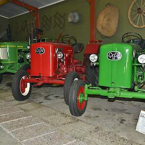 De complete collectie trekkers staat in een vroegere varkensstal. Net niet zichtbaar op de foto is de Deutz D55 van Joan.