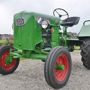 De groene GeDe11 is een zeldzame trekker. Jan Huls kocht hem van iemand die hem in een verkeerde kleur groen (John Deere groen) had gespoten. Jan heeft hem weer zijn originele GeDe groen gegeven.