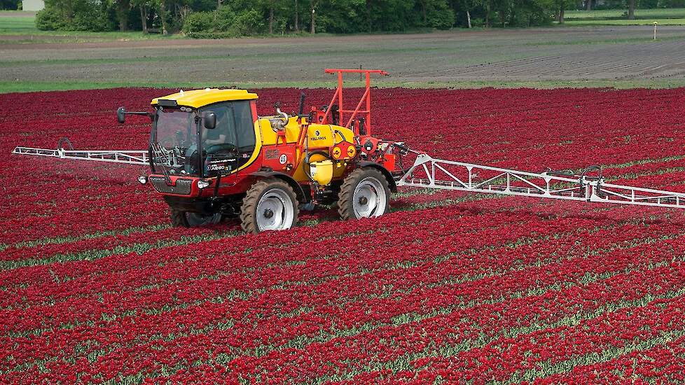 Kellands Agribuggy A280 zelfrijdende veldspuit in de tulpen Trekkerweb tulips flower