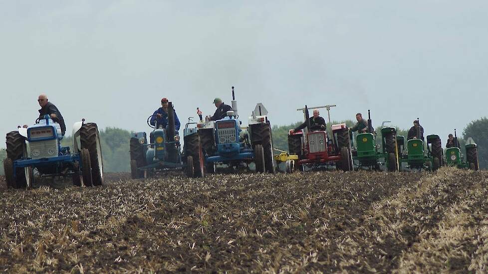 Stoppelland ploegen met 21 scharen en 7 trekkers Trekkerweb