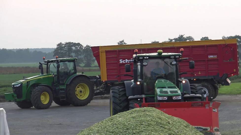 MAIS HAKSELEN 2017& MAIS INKUILEN JOHN DEERE 8295 R MET EEN HOLORAS MAISSCHUIF