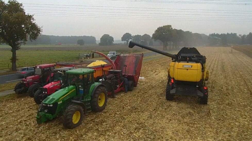 Corn harvest New Holland CX8050 loonbedrijf Gerrits Zwinderen korrelmaïs CCM Trekkerweb
