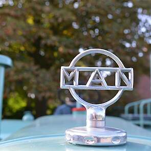 Het embleem van M.A.N. pronkt voorop de motorkap.