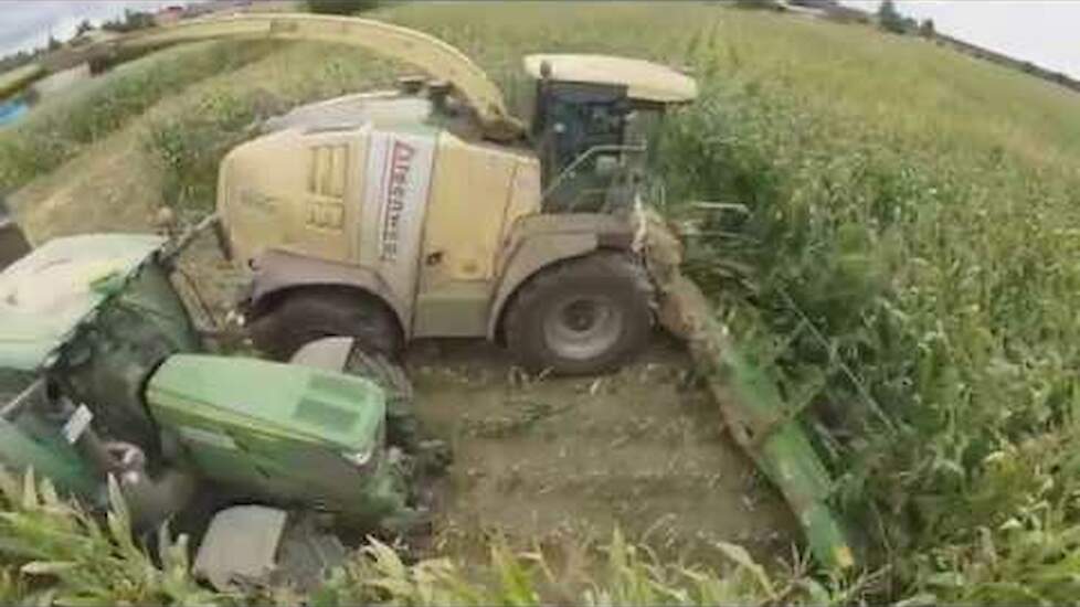 Krone BigX 1100 met 14rijer XXL in het stof Trekkerweb