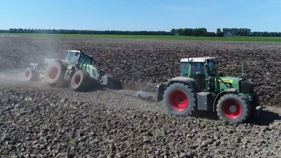 Fendt 936 en Fendt 920 aan het diepploegen door Van Werven Trekkerweb