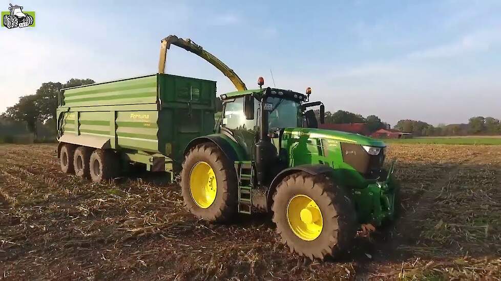 John Deere 6250R en John Deere aan het 8600i maïs hakselen