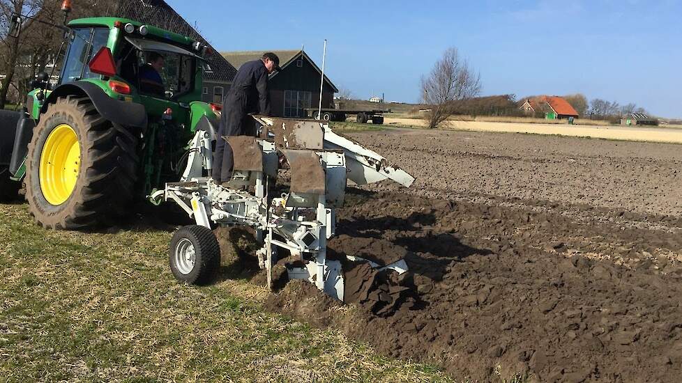 Kramer Ermo zandploeg in actie Trekkerweb