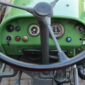Het dashboard van de Fendt. Volgens het urentellertje heeft de trekker, die uit 1962 dateert, nog maar goed zesduizend uren gedraaid.