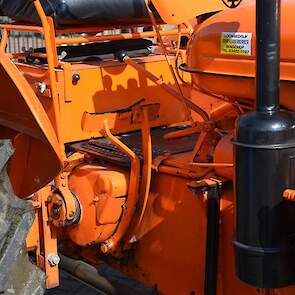 De  Zetor met een sticker van het loonbedrijf van Lekkerkerker.