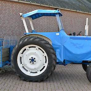 De Fordson Major herinnert eveneens aan d e loonwerker van vroeger. 'Hij had er een Atlaskraantje op. Daar heb ik later zelf ook nog veel meegewerkt'.