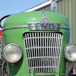 De neus van de Fendt met de kenmerkende koplampen.