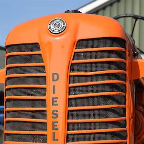 De neus van de Zetor met de duidelijke aankondiging dat het een diesel is. Dat was in de tijd dat de Zetor gebouwd werd, 1948, nog een bijzonderheid. De meeste trekkers liepen toen op petroleum of benzine.
