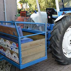 Dit bakje achterop de Fordson maakte Lekkerkerker zelf. Hij laadt er af en toe zijn kleinkinderen in om een ritje te maken over de dijk langs de rivier de Lek en dan gaan ze steevast een ijsje eten bij de pont in Schoonhoven.
