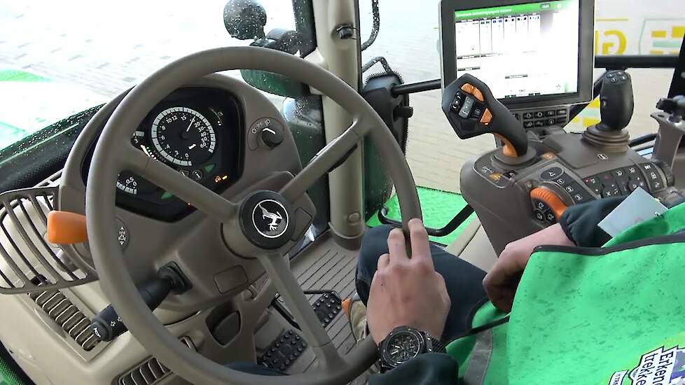 John Deere 6250R rijden in Assen tijdens de landbouwvakbeurs Trekkerweb