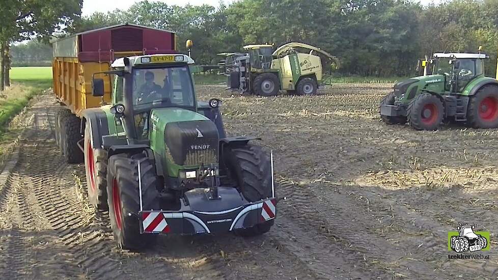 Zichtbaar op weg tijdens de ma&iuml;soogst Trekkerweb verkeer tractorbumper