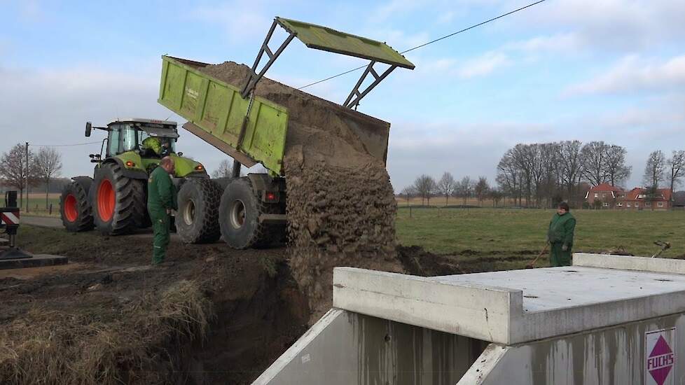 Prefab brug installeren met loonbedrijf Terhuf Trekkerweb