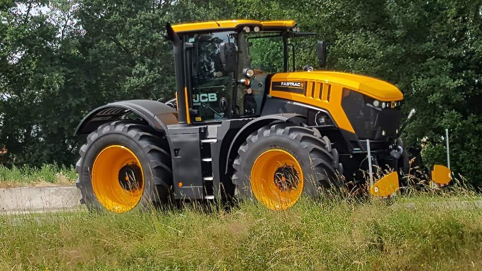 New type JCB Fastrac 8330 with Agribumper Trekkerweb