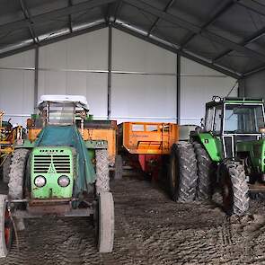 Deutz is het hoofdmerk op het akkerbouwbedrijf van Leo van Nieuwenhuijzen. Hij heeft er in totaal vijf, waaronder deze 6806 (midden) en 8006. Links achter de spuit staat een Intrac en in een andere schuur staan nog twee DX'en, een 6.50 en een 6.30.