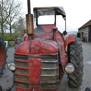 De neus van de oude 350 is lelijk gedeukt. Van Nieuwenhuijzen heeft al wel een andere neus inclusief logo liggen, maar nog niet de tijd gehad om die er op te zetten.