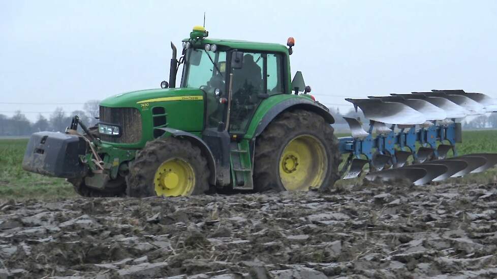 PLOEGEN OP DE ZWAREKLEI JOHN DEERE 7430 MET EEN LENKEN 5 SCHAARWENTELPLOEG
