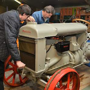 Vader John en zoon Jermaine maken aanstalten om de uit 1921 daterende Fordson F te starten.