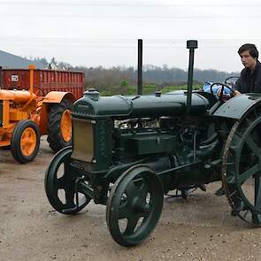 De twee Fordsons N, de groene is van 1943, de oranje dateert uit 1938. De kleur oranje heeft Fordson maar negen maanden gevoerd, daarna werden ze onder druk van de oorlogsdreiging groen. Die kleur viel minder op.