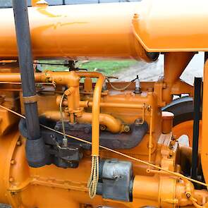 Het 4-cilinder blok van de Fordson N levert een maximaal vermogen van 25pk.