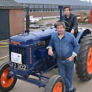 John Fishwick heeft zijn trekkers gestald in een lege schuur bij een boerderij in Moergestel. De Super Major is de enige diesel in zijn collectie, alle andere trekkers lopen op petroleum.