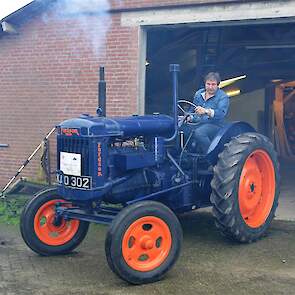 Zolang een petroleummotor niet echt warmgedraaid is, blijft hij flink roken.
