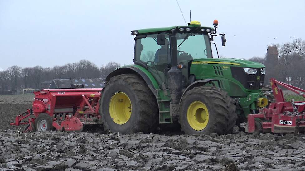 WINTERTARWE ZAAIEN MET EEN JOHN DEERE 6145 R KUHN - PREMIA