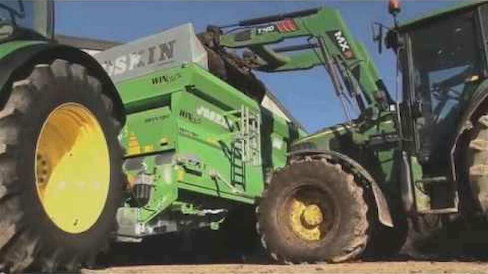 De Joskin Tornado3 aan het stalmeststrooien Trekkerweb