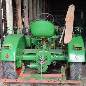 Deze Hela D12s herinnert Verwoert aan de allereerste trekker die ooit op de ouderlijke boerderij werd aangeschaft. Let op de voorgevormde zitting van de wielstoeltjes.