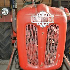 De neus met logo van de rode Kramer.