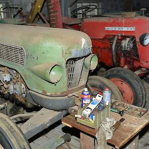 Een Fendt Fix 2 en een McCormick D219. Die laatste trekker heeft Verwoert's schoonvader ooit nieuw aangeschaft.