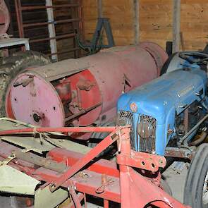 Verwoert komt uit de Betuwe, de fruittuin van Nederland. Dat verklaart waarom een deel van de collectie oldtimers, waaronder deze Fordson Dexta, smalspoortrekkers zijn. Naast de Dexta een spuit met achterop een haspel voor de slangen waarmee in hoogstambo