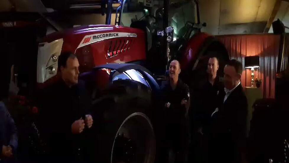 Officiele overhandiging van de eerste McCormick X8