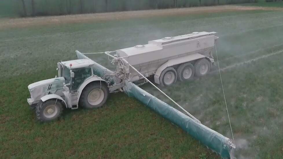 Kalk strooien met een 'witte' John Deere  Trekkerweb