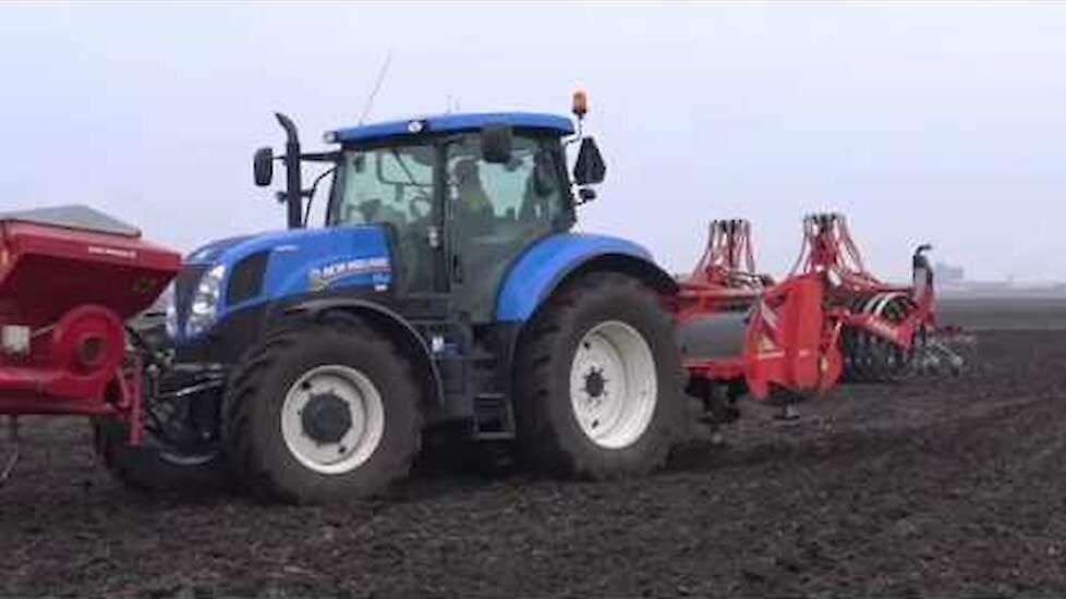 ZOMERTARWE ZAAIEN MET EEN NEW HOLLAND T 7.170 FARMAX SPITMACHINE